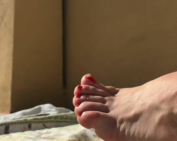 Miss Bunny aka sugarbunnybabe Foot Fetish - 03-12-2020 OnlyFans Video - Gave these toes a cute little touchup in the sun today