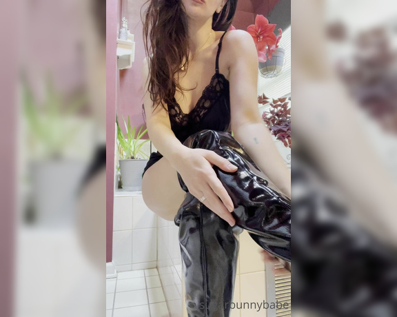 Miss Bunny aka sugarbunnybabe Foot Fetish - 01-29-2021 OnlyFans Video - Every tribute is one kiss for Mommys sexy thigh_highs