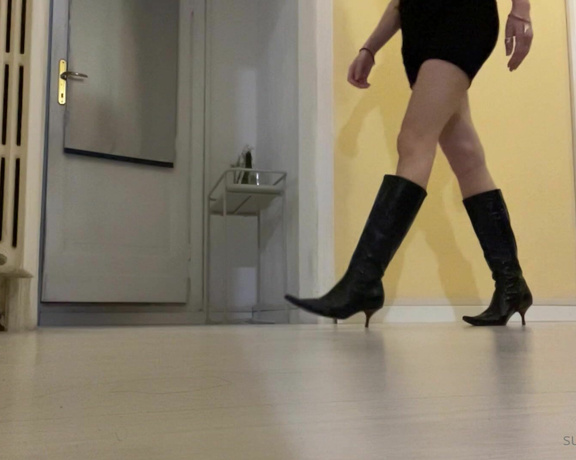 Miss Bunny aka sugarbunnybabe Foot Fetish - 03-05-2021 OnlyFans Video - I want to trample you, little one