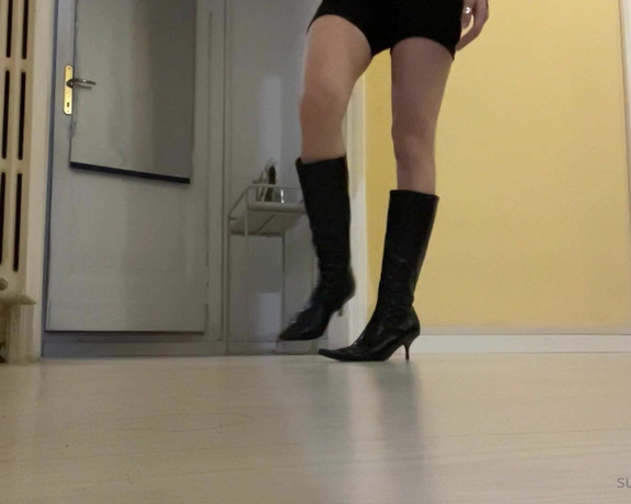 Miss Bunny aka sugarbunnybabe Foot Fetish - 03-05-2021 OnlyFans Video - I want to trample you, little one