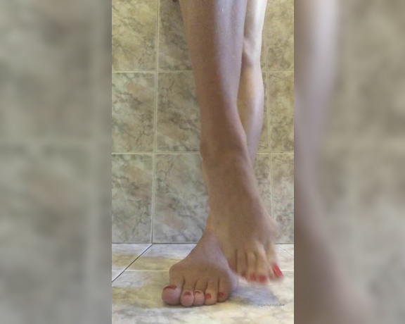 Miss Bunny aka sugarbunnybabe Foot Fetish - 04-06-2020 OnlyFans Video - Its my birthday and my big, sexy bunions deserve to be worshipped