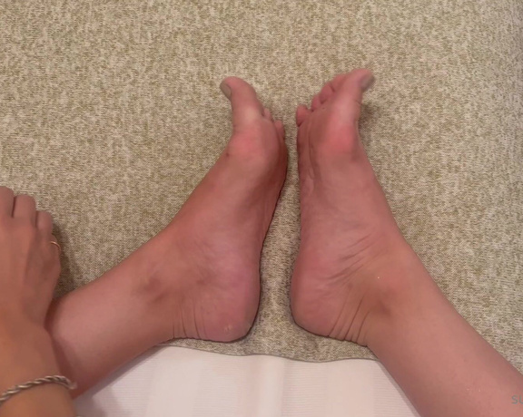 Miss Bunny aka sugarbunnybabe Foot Fetish - 07-27-2022 OnlyFans Video - Whos lotioning between my toes for me tonight