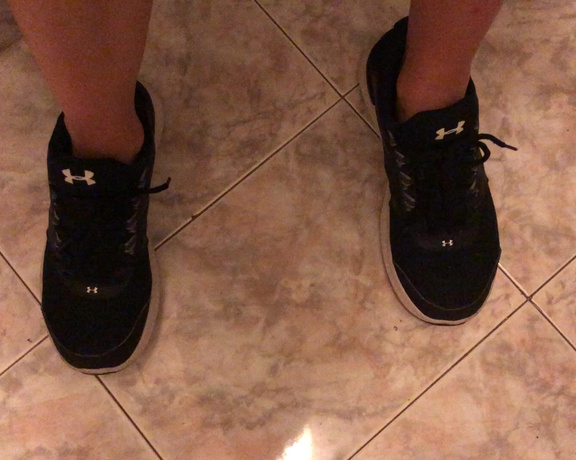 Miss Bunny aka sugarbunnybabe Foot Fetish - 04-23-2020 OnlyFans Video - Come lick the dirt off my soft, sweaty soles after a hot, sock_less workout