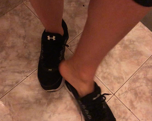 Miss Bunny aka sugarbunnybabe Foot Fetish - 04-23-2020 OnlyFans Video - Come lick the dirt off my soft, sweaty soles after a hot, sock_less workout