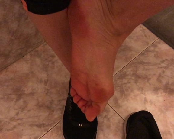 Miss Bunny aka sugarbunnybabe Foot Fetish - 04-23-2020 OnlyFans Video - Come lick the dirt off my soft, sweaty soles after a hot, sock_less workout