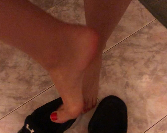 Miss Bunny aka sugarbunnybabe Foot Fetish - 04-23-2020 OnlyFans Video - Come lick the dirt off my soft, sweaty soles after a hot, sock_less workout