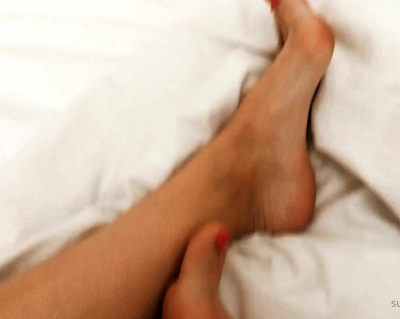 Miss Bunny aka sugarbunnybabe Foot Fetish - 05-04-2020 OnlyFans Video - Tip if youre dying to kiss these beautiful feet good morning