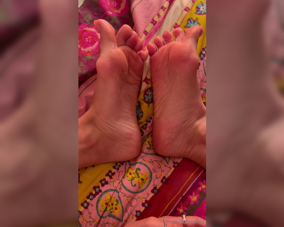 Miss Bunny aka sugarbunnybabe Foot Fetish - 09-30-2023 OnlyFans Video - This is your job soften my callouses, my foot boy