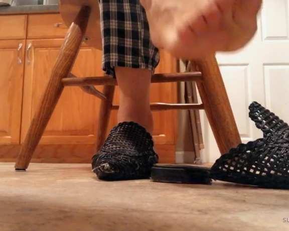 Miss Bunny aka sugarbunnybabe Foot Fetish - 09-26-2020 OnlyFans Video - I heard someone ordered filthy callouses for dinner