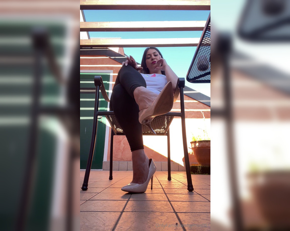 Symo feet aka symos091 Foot Fetish - 04-27-2024 OnlyFans Video - Dangling and smoking