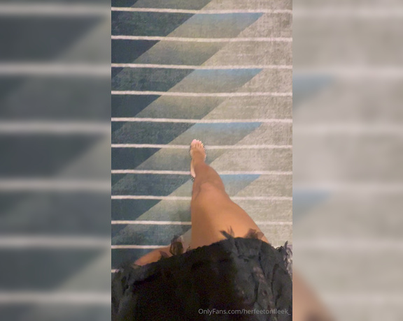 Fleek Feet aka herfeetonfleek_ Foot Fetish - 07-11-2024 OnlyFans Video - Legs for days