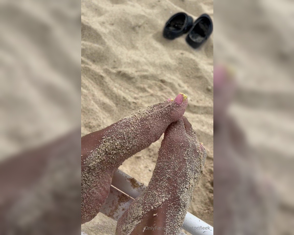 Fleek Feet aka herfeetonfleek_ Foot Fetish - 09-12-2024 OnlyFans Video - Sandy toes  who else is loving the yellow French manicure