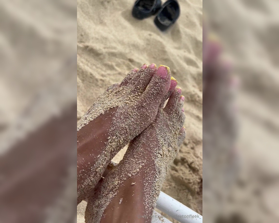 Fleek Feet aka herfeetonfleek_ Foot Fetish - 09-12-2024 OnlyFans Video - Sandy toes  who else is loving the yellow French manicure