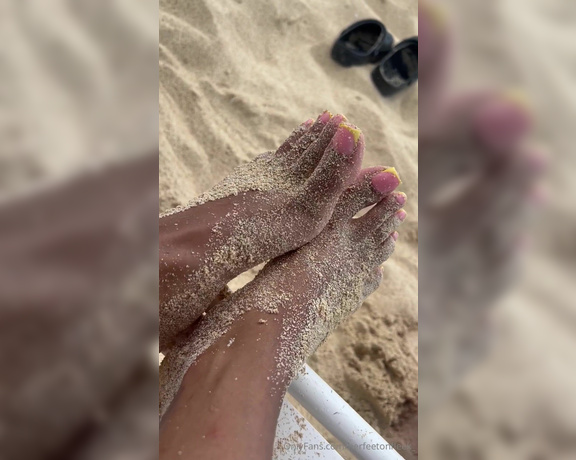 Fleek Feet aka herfeetonfleek_ Foot Fetish - 09-12-2024 OnlyFans Video - Sandy toes  who else is loving the yellow French manicure