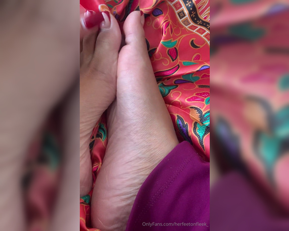 Fleek Feet aka herfeetonfleek_ Foot Fetish - 11-14-2024 OnlyFans Video - Red was a vibe  new pedicure coming today