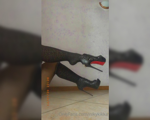 Nikykikka aka nikykikka Foot Fetish - 12-08-2020 OnlyFans Video - Two dangling