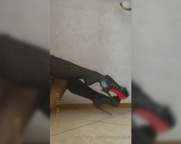 Nikykikka aka nikykikka Foot Fetish - 12-08-2020 OnlyFans Video - Two dangling