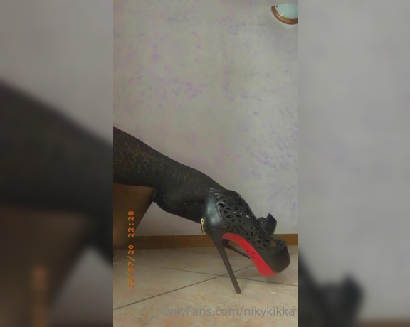 Nikykikka aka nikykikka Foot Fetish - 12-08-2020 OnlyFans Video - Two dangling