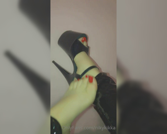 Nikykikka aka nikykikka Foot Fetish - 12-10-2020 OnlyFans Video - Play with feet