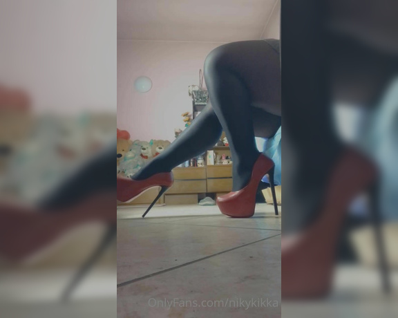 Nikykikka aka nikykikka Foot Fetish - 03-20-2021 OnlyFans Video - Dangling with stocking