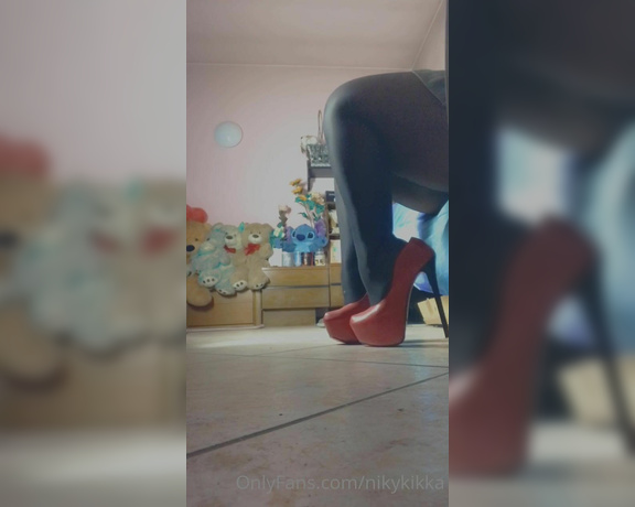 Nikykikka aka nikykikka Foot Fetish - 03-20-2021 OnlyFans Video - Dangling with stocking