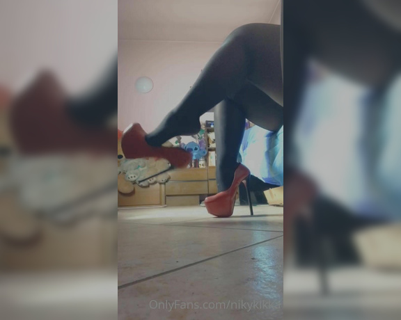 Nikykikka aka nikykikka Foot Fetish - 03-20-2021 OnlyFans Video - Dangling with stocking