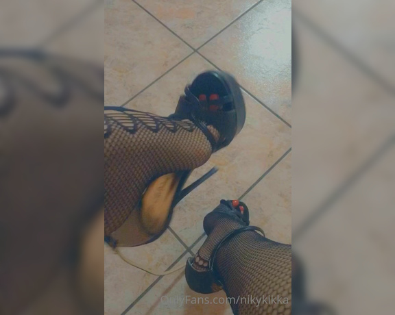 Nikykikka aka nikykikka Foot Fetish - 06-03-2021 OnlyFans Video - Dangling is always good idea