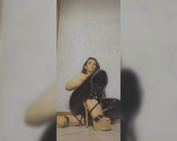 Nikykikka aka nikykikka Foot Fetish - 07-17-2021 OnlyFans Video - Oil with latex