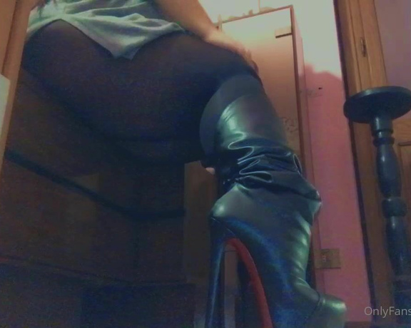 Nikykikka aka nikykikka Foot Fetish - 12-09-2021 OnlyFans Video - Little show with boots