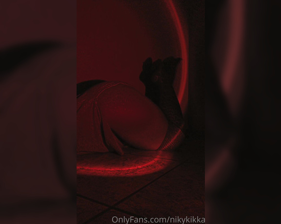 Nikykikka aka nikykikka Foot Fetish - 04-01-2022 OnlyFans Video - Mysterious