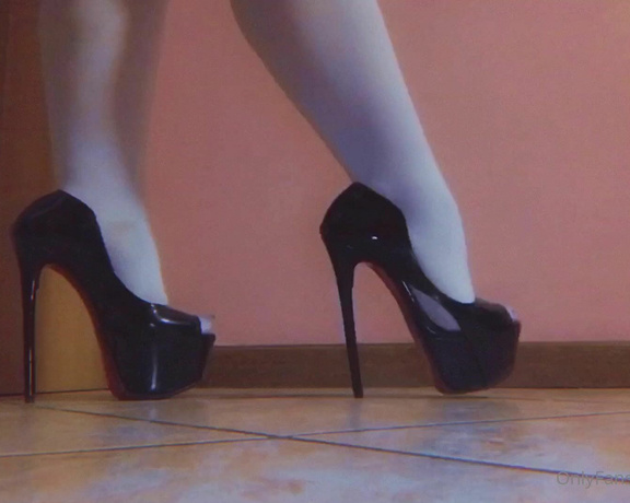 Nikykikka aka nikykikka Foot Fetish - 04-28-2022 OnlyFans Video - Little walk