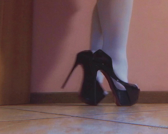 Nikykikka aka nikykikka Foot Fetish - 04-28-2022 OnlyFans Video - Little walk