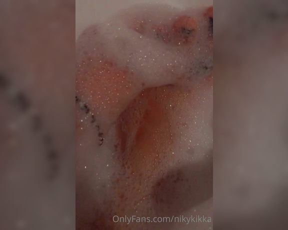 Nikykikka aka nikykikka Foot Fetish - 05-03-2022 OnlyFans Video - Bath feet time