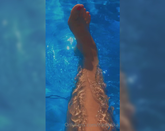 Nikykikka aka nikykikka Foot Fetish - 06-30-2022 OnlyFans Video - Little baby in the water