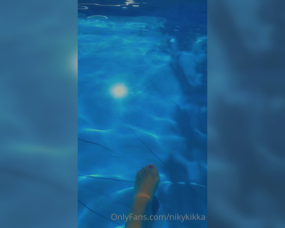 Nikykikka aka nikykikka Foot Fetish - 06-30-2022 OnlyFans Video - Little baby in the water