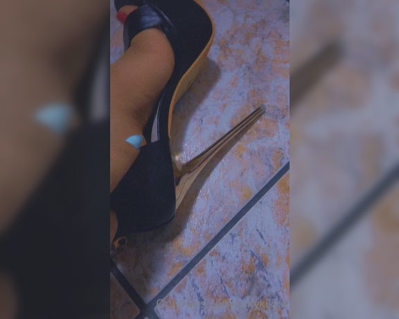 Nikykikka aka nikykikka Foot Fetish - 07-11-2022 OnlyFans Video - Play with chain