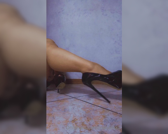 Nikykikka aka nikykikka Foot Fetish - 05-20-2022 OnlyFans Video - Dangling sound