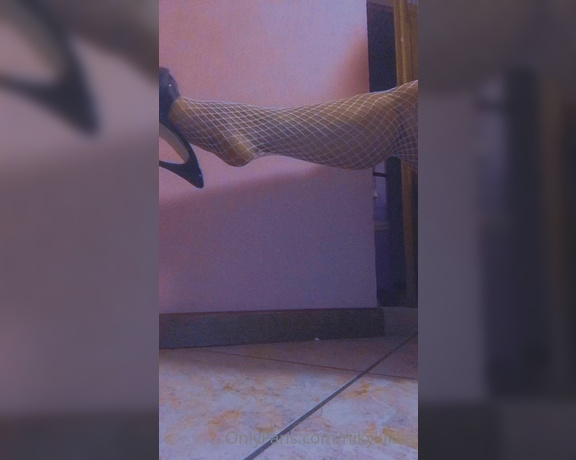 Nikykikka aka nikykikka Foot Fetish - 07-09-2022 OnlyFans Video - Dangling_f9y5