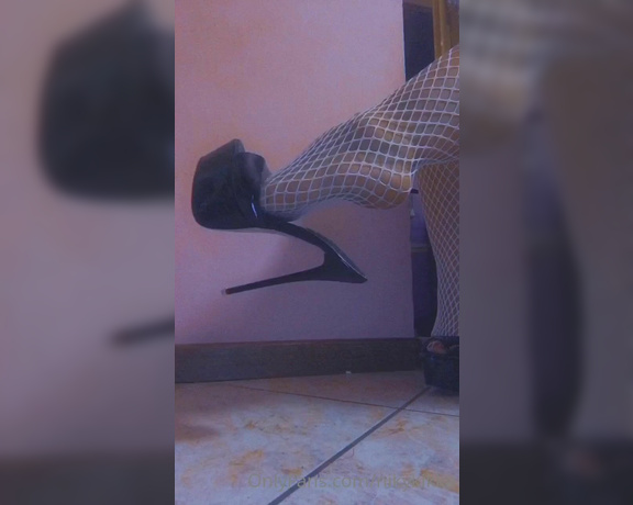 Nikykikka aka nikykikka Foot Fetish - 07-09-2022 OnlyFans Video - Dangling_f9y5