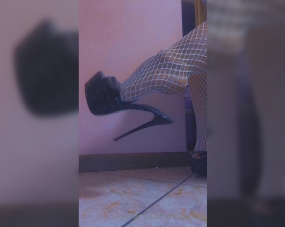 Nikykikka aka nikykikka Foot Fetish - 07-09-2022 OnlyFans Video - Dangling_f9y5