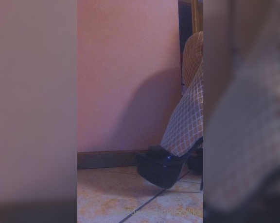 Nikykikka aka nikykikka Foot Fetish - 07-09-2022 OnlyFans Video - Dangling_f9y5