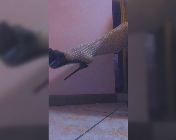 Nikykikka aka nikykikka Foot Fetish - 07-09-2022 OnlyFans Video - Dangling_f9y5