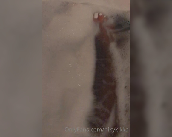 Nikykikka aka nikykikka Foot Fetish - 08-17-2022 OnlyFans Video - Bath time_yp84