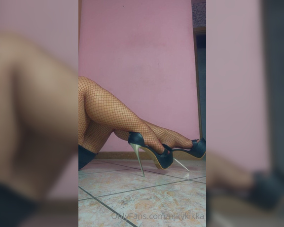 Nikykikka aka nikykikka Foot Fetish - 09-07-2022 OnlyFans Video - Dangling night