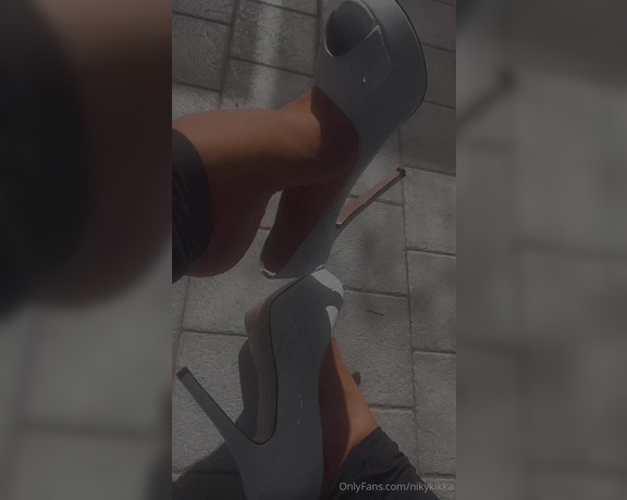 Nikykikka aka nikykikka Foot Fetish - 10-09-2023 OnlyFans Video - Dangling white