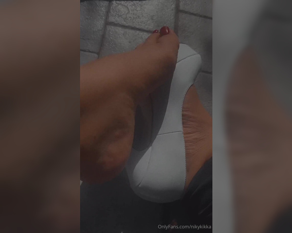 Nikykikka aka nikykikka Foot Fetish - 10-09-2023 OnlyFans Video - Dangling white