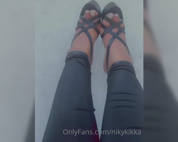 Nikykikka aka nikykikka Foot Fetish - 08-25-2023 OnlyFans Video - Little dangling