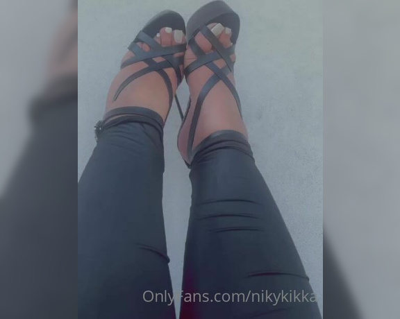 Nikykikka aka nikykikka Foot Fetish - 08-25-2023 OnlyFans Video - Little dangling