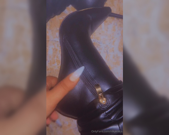 Nikykikka aka nikykikka Foot Fetish - 09-13-2023 OnlyFans Video - Follow my hand