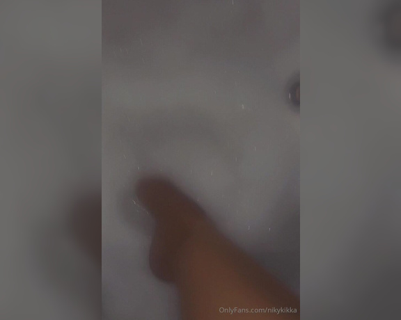 Nikykikka aka nikykikka Foot Fetish - 11-30-2023 OnlyFans Video - Bath